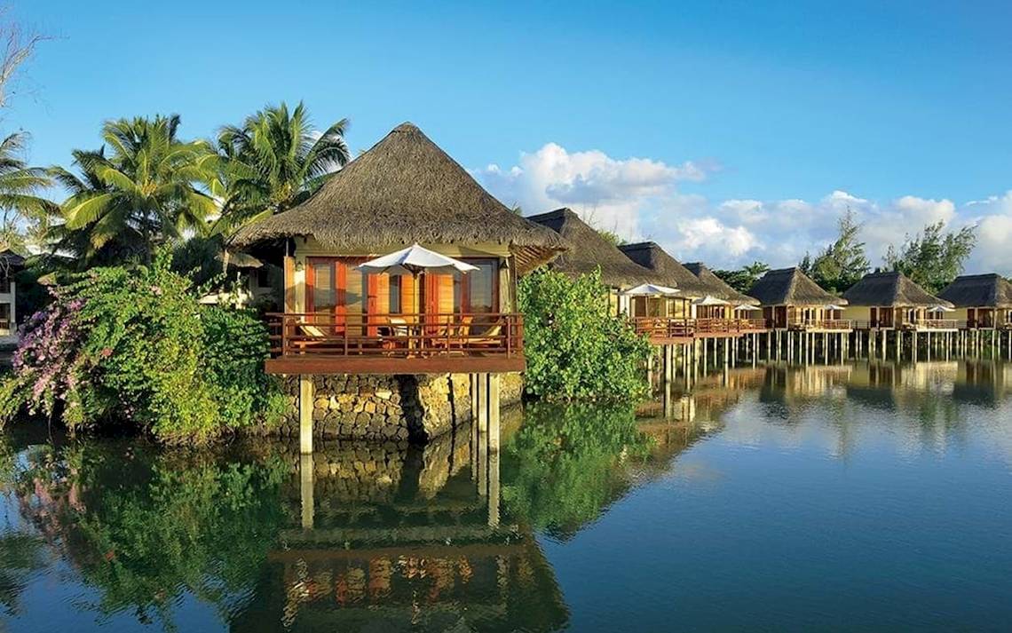 Wasservilla im Constance Ephelia Mahe Seychelles Hotel mit Blick auf das Wasser.