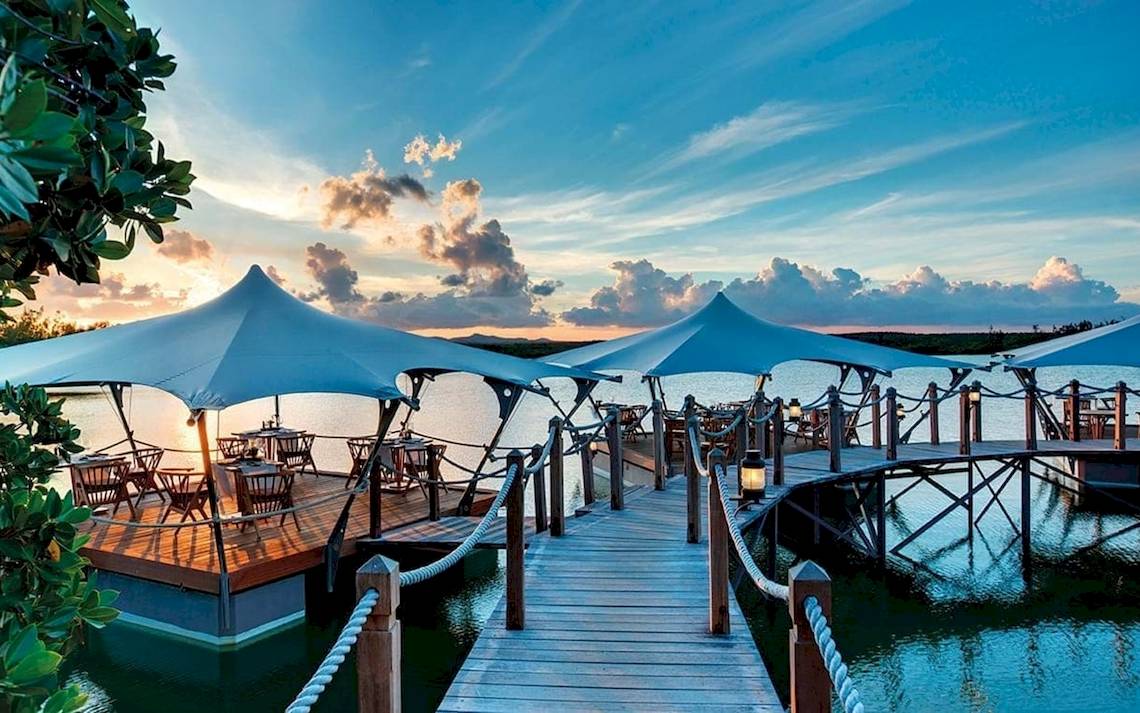 Terrasse des Constance Ephelia Mahe Seychelles Hotels mit Sonnenuntergang
