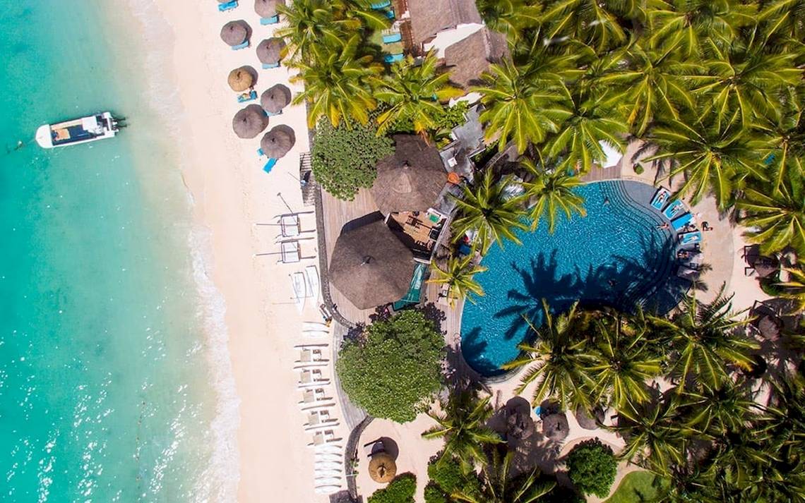Luftaufnahme des Constance Ephelia Mahe Seychelles Strands mit Pool, Sonnenliegen und Palmen