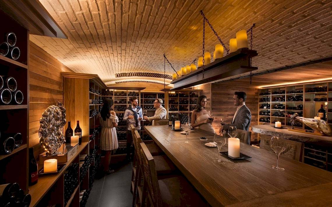 Weinkeller im Constance Ephelia Mahe Hotel, Gäste genießen Wein.