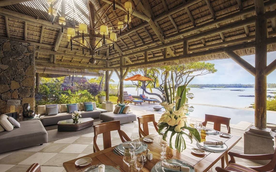Innenbereich des Constance Ephelia Mahe Seychelles mit Terrasse, Sitzecke und Tisch