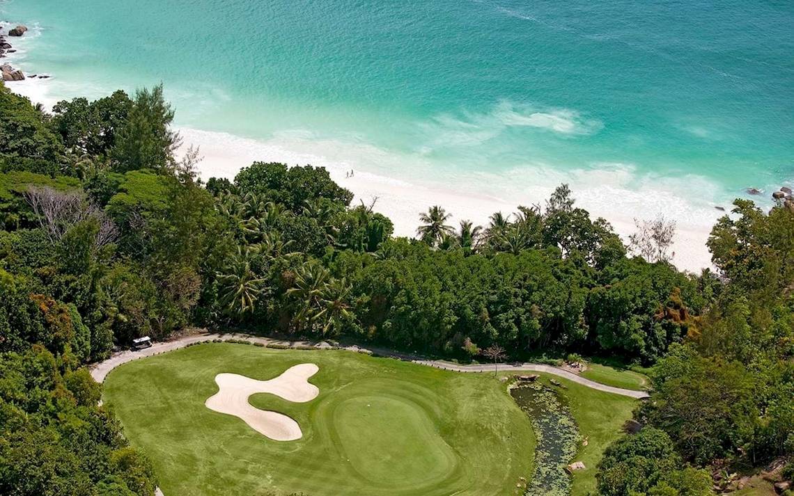 Luftaufnahme des Golfplatzes im Constance Ephelia Mahe Seychelles mit Blick auf den Strand
