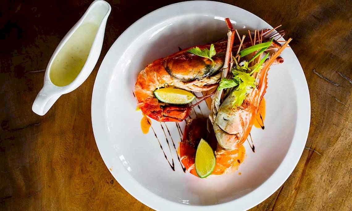 Das Le Duc de Praslin Hotel & Villas präsentiert ein Gericht mit Garnelen und Zitrone.
