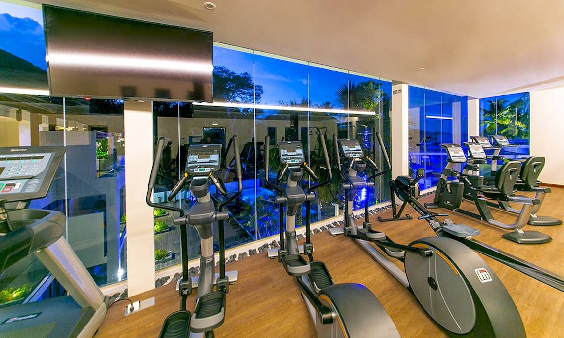 Fitnessstudio im Le Duc de Praslin Hotel mit Cardiogeräten und Glaswänden
