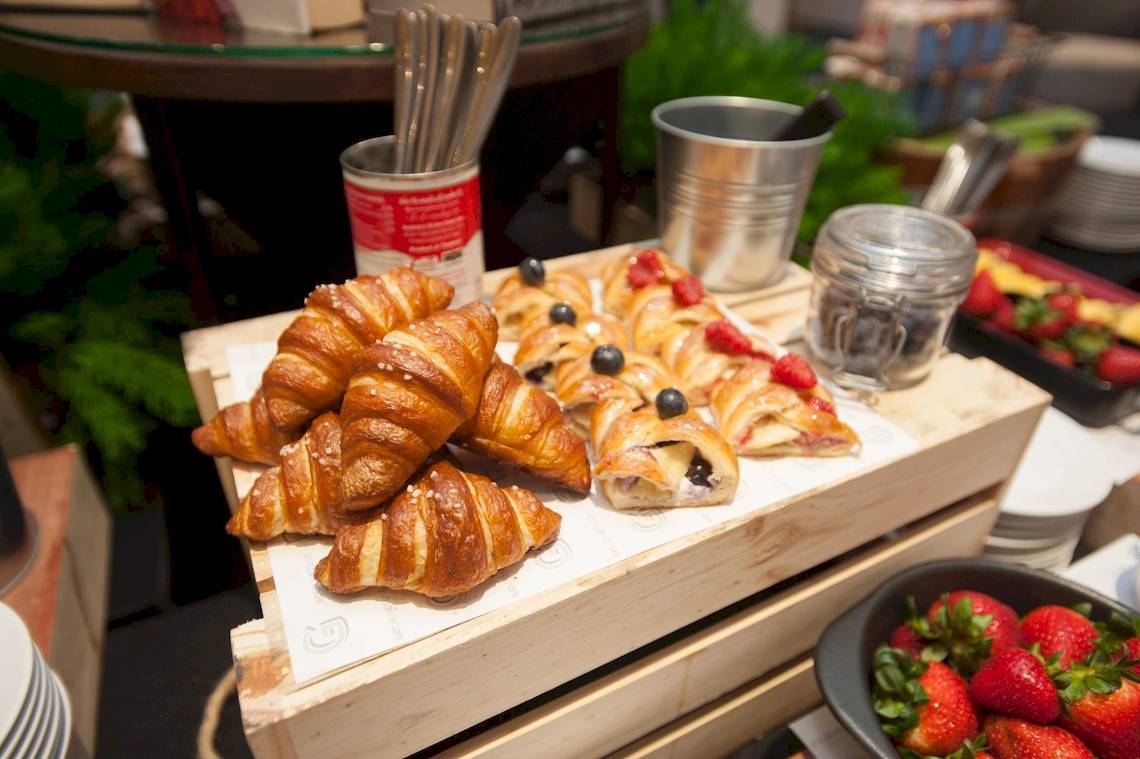 Ein Buffet mit verschiedenen Croissants, Beeren und anderen Frühstücksartikeln im Novotel Bangkok Sukhumvit 20.