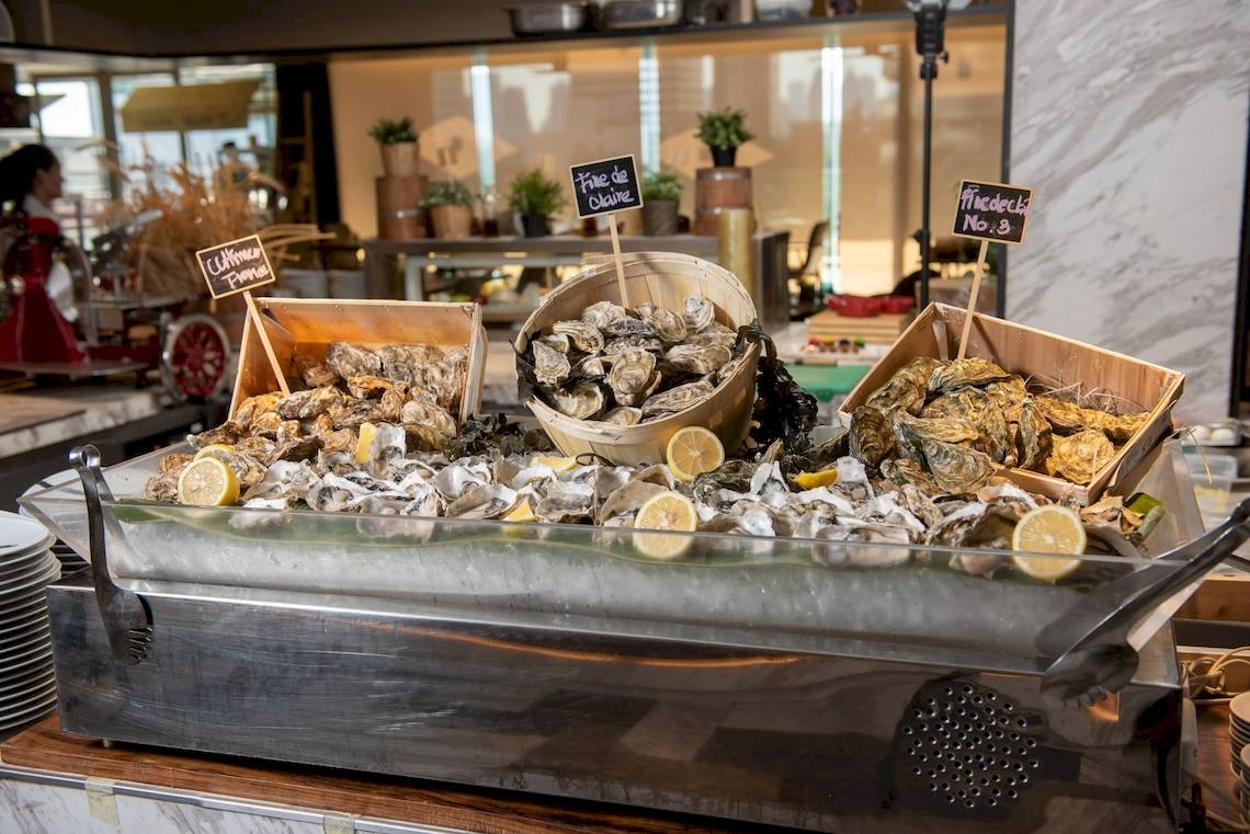 Osterbar im Novotel Bangkok Sukhumvit 20 mit verschiedenen Austern und Beilagen.