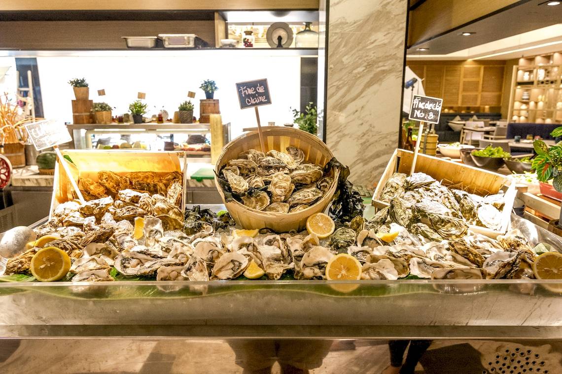 Austernbuffet im Novotel Bangkok Sukhumvit 20 mit verschiedenen Meeresfrüchten und Dekoration.