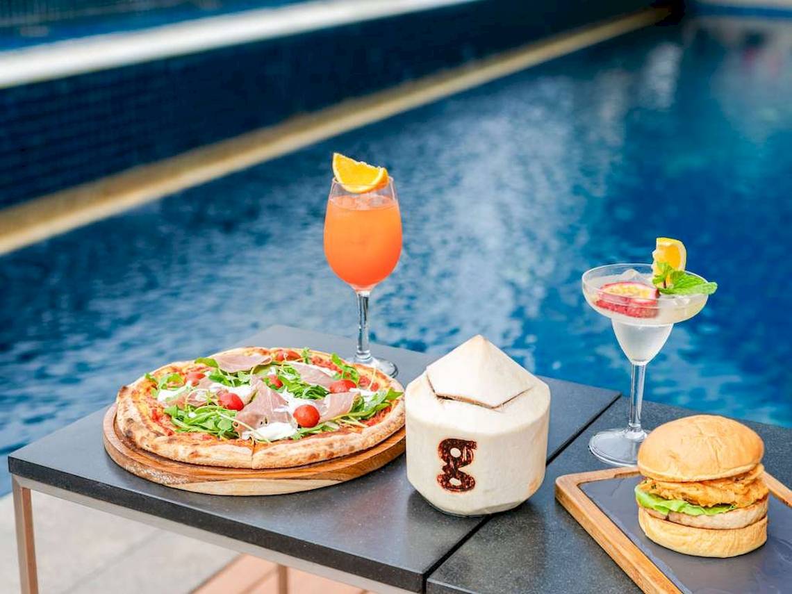 Gedeck am Pool mit Pizza, Burger und Cocktails im Pullman Bangkok Hotel G