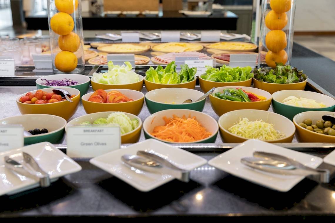 Frühstücksbuffet im Hotel Sunprime Kamala Beach mit verschiedenen Salaten und Gemüseschüsseln.