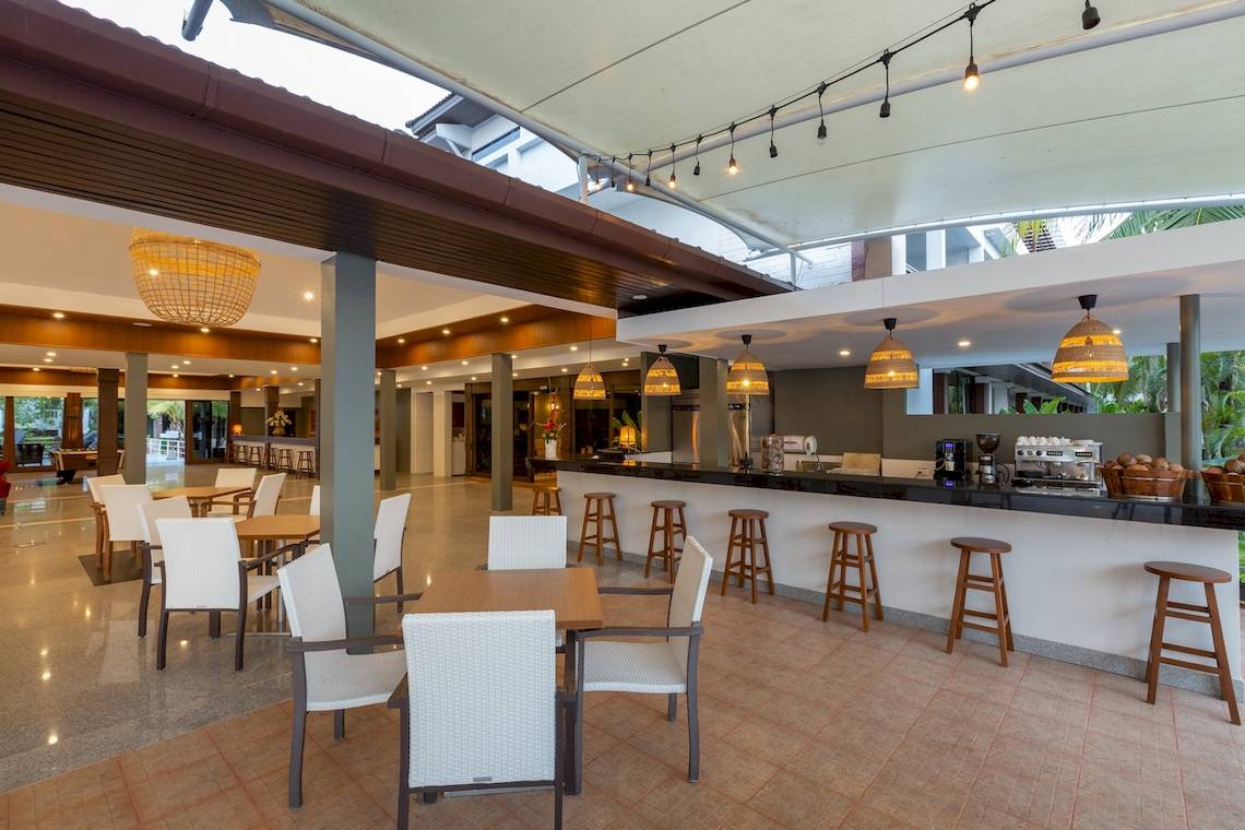 Innenbereich des Sunprime Kamala Beach Hotels mit Bar und Sitzgelegenheiten.