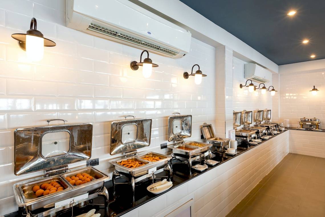 Buffettisch im Hotel Sunwing Bangtao Beach mit verschiedenen Speisen in Edelstahlschalen.