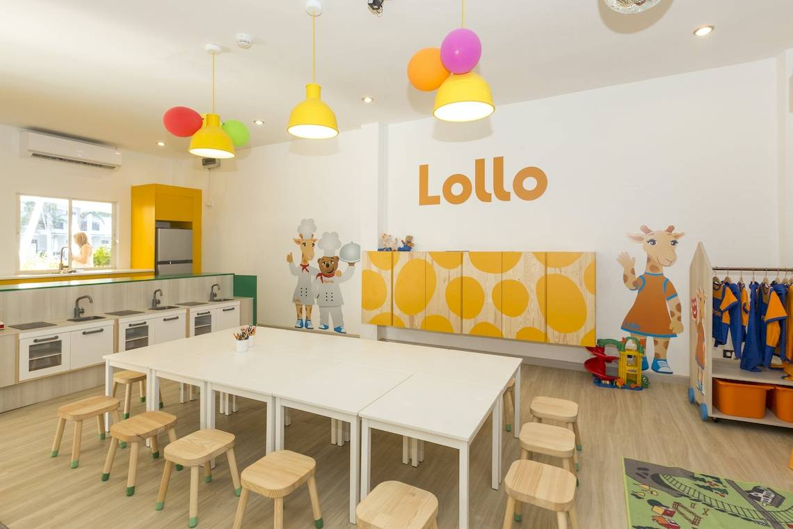Lollo Kinderzimmer im Sunwing Bangtao Beach Hotel mit bunten Möbeln und Dekor.