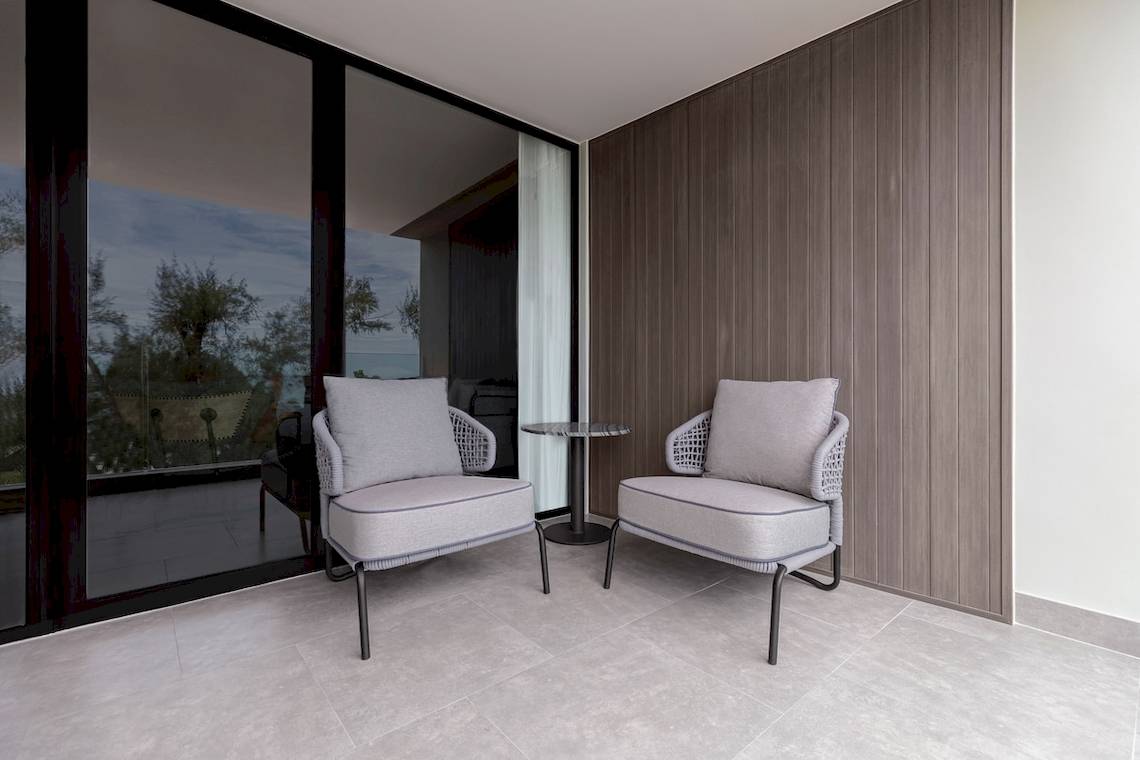 Vier-Punkte-Sheraton-Phuket-Patong-Strand-Terrasse-Stühle