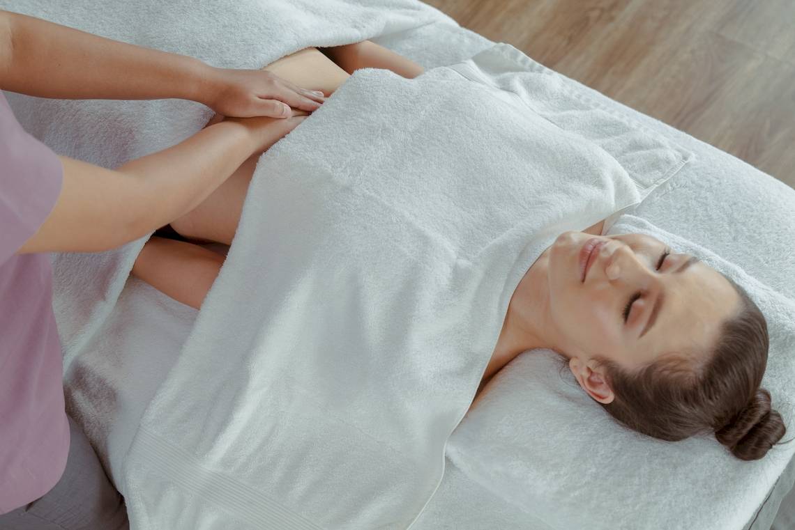 Frau genießt eine Massage im Amatara Welleisure Resort