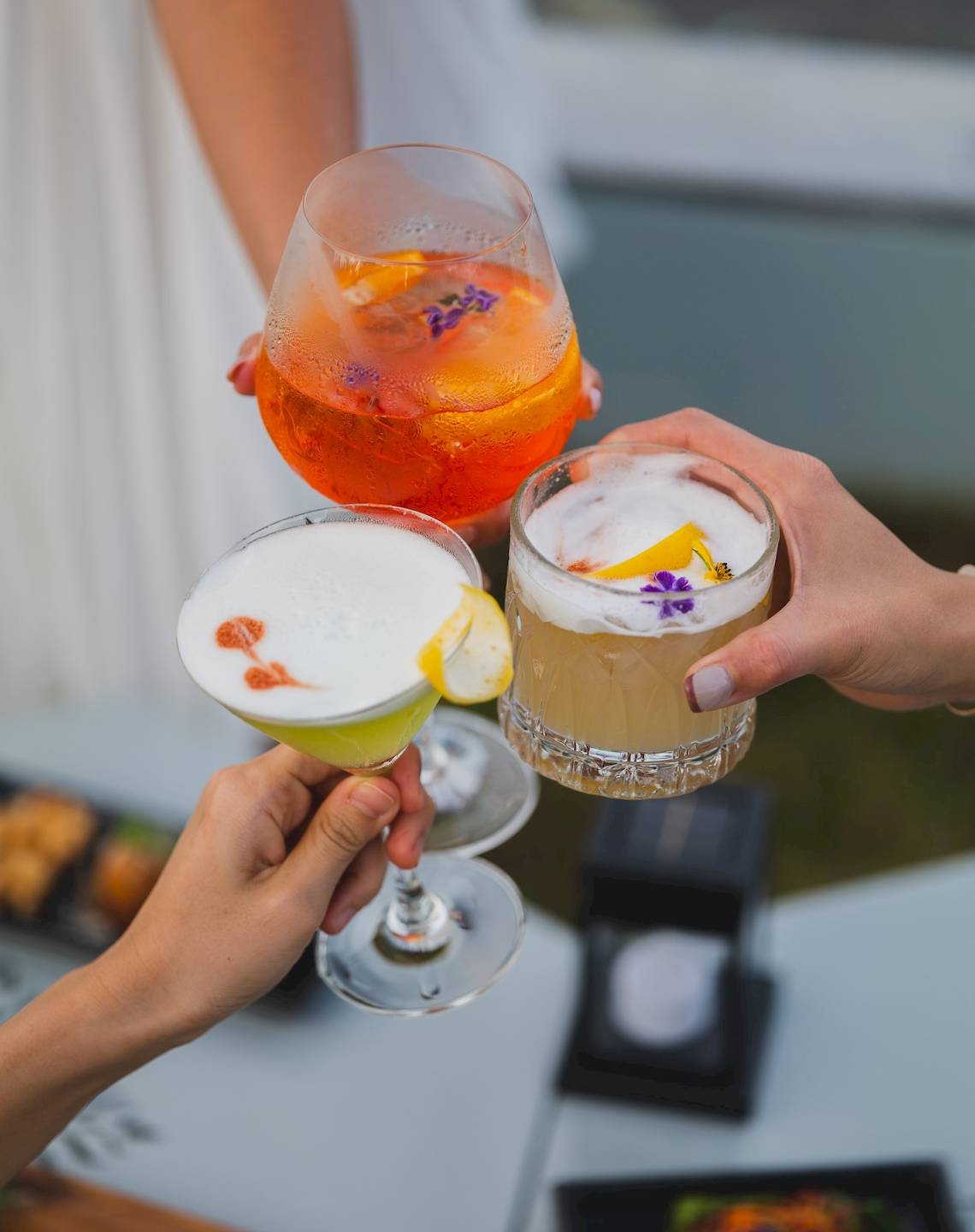Cocktails im Amatara Welleisure Resort, von Gästen gehalten.