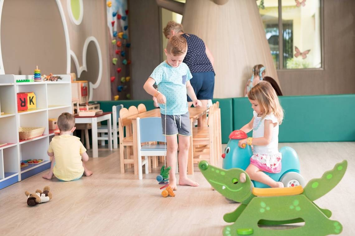 Kinder spielen im Spielzimmer des Phuket Marriott Resort & Spa Merlin Beach.