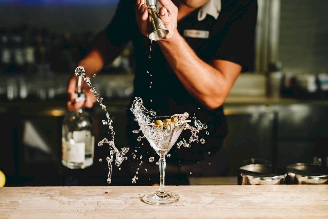 Barkeeper beim Mischen eines Martinis im Phuket Marriott Resort & Spa