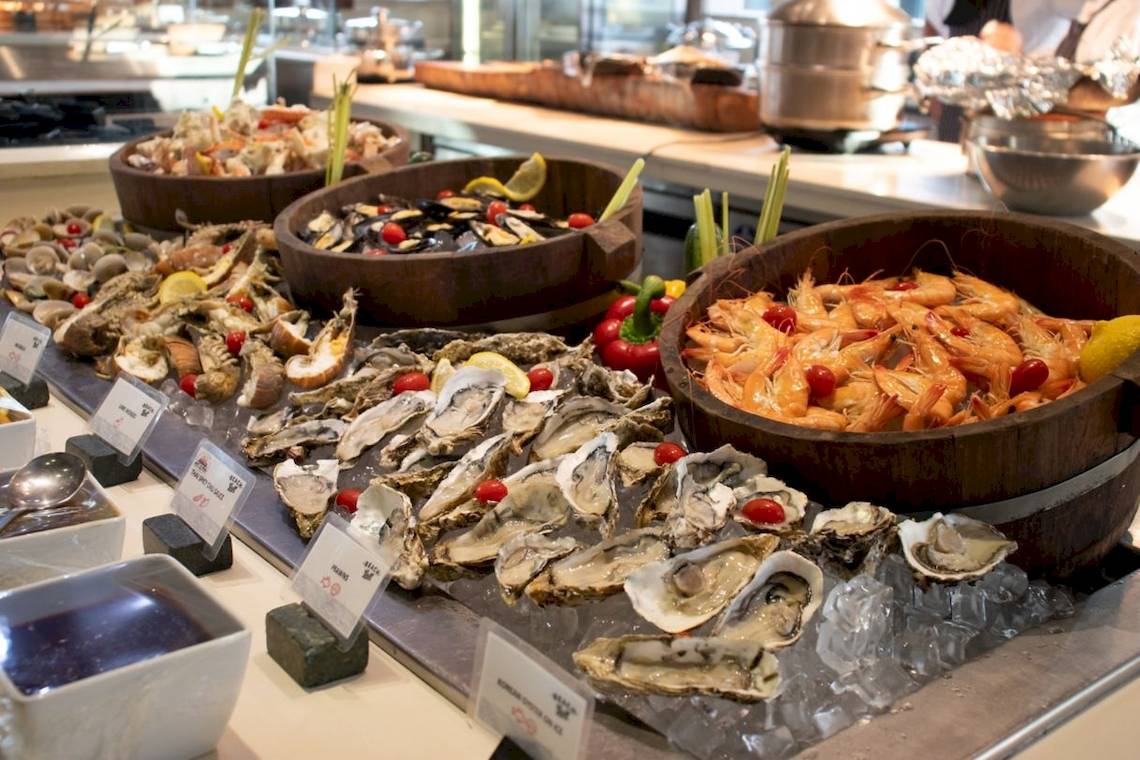 Buffet im Phuket Marriott Resort & Spa Merlin Beach mit Austern, Garnelen und anderen Meeresfrüchten.