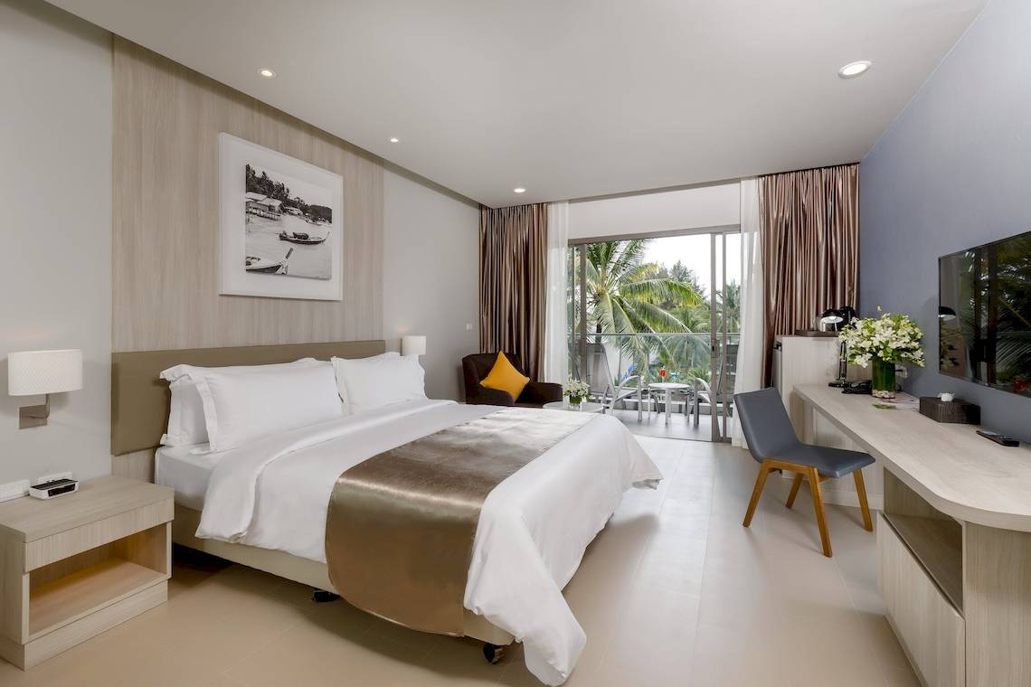 Innenansicht eines Hotelzimmers im X10 Khaolak Resort mit Doppelbett, Balkon und modernen Möbeln.