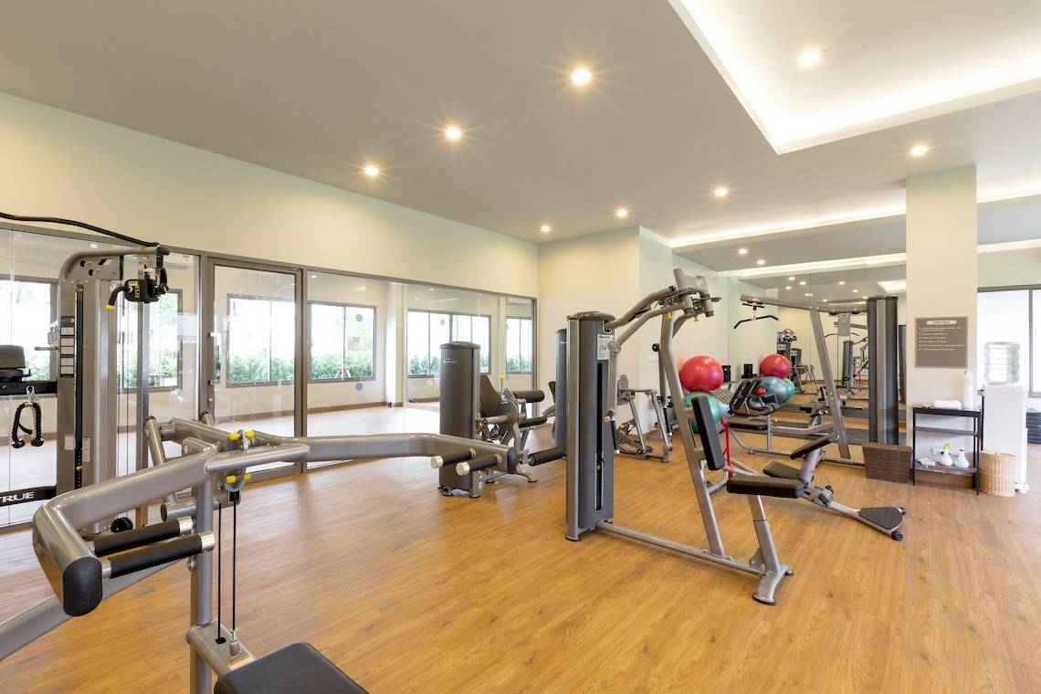 Fitnesscenter im X10 Khaolak Resort mit verschiedenen Trainingsgeräten und freien Bereichen.