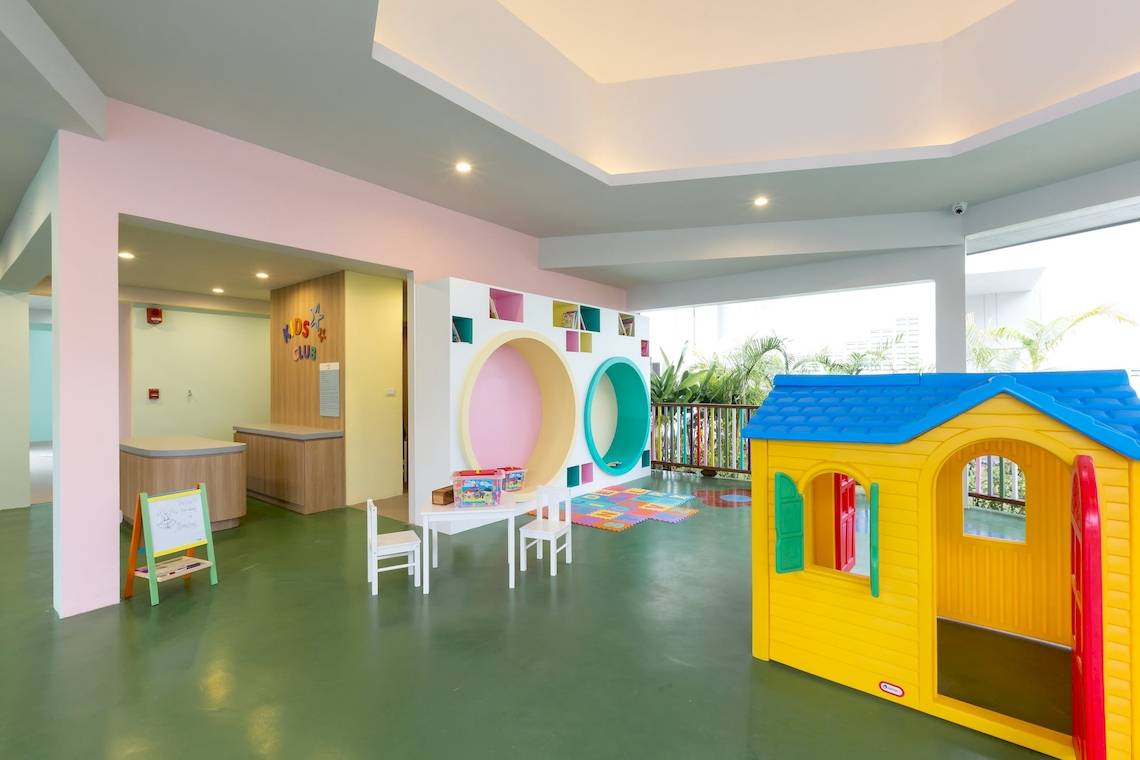 Innenansicht des Kinderspielbereichs im X10 Khaolak Resort mit bunten Wänden, Spielzeug und Möbeln.