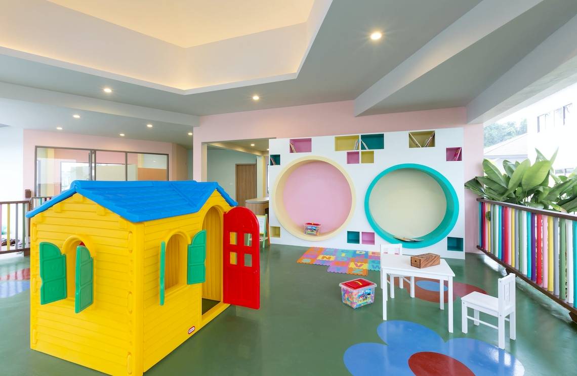 Das Kinderzimmer im X10 Khaolak Resort mit bunten Farben und Spielzeug.