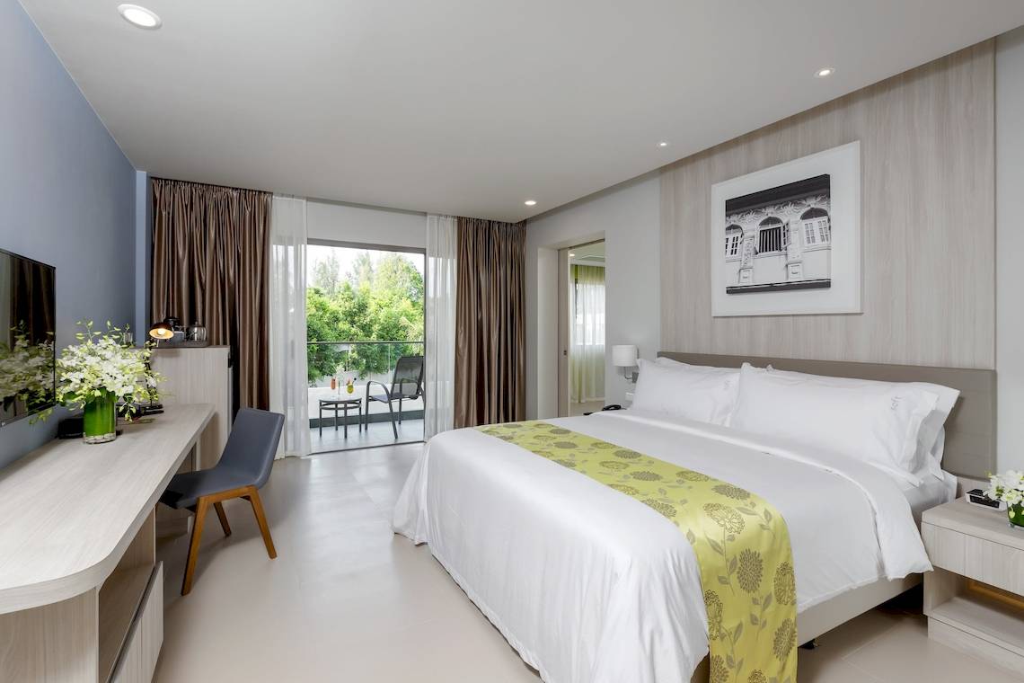 Hotelzimmer im X10 Khaolak Resort mit Bett, Balkon und Möbeln.