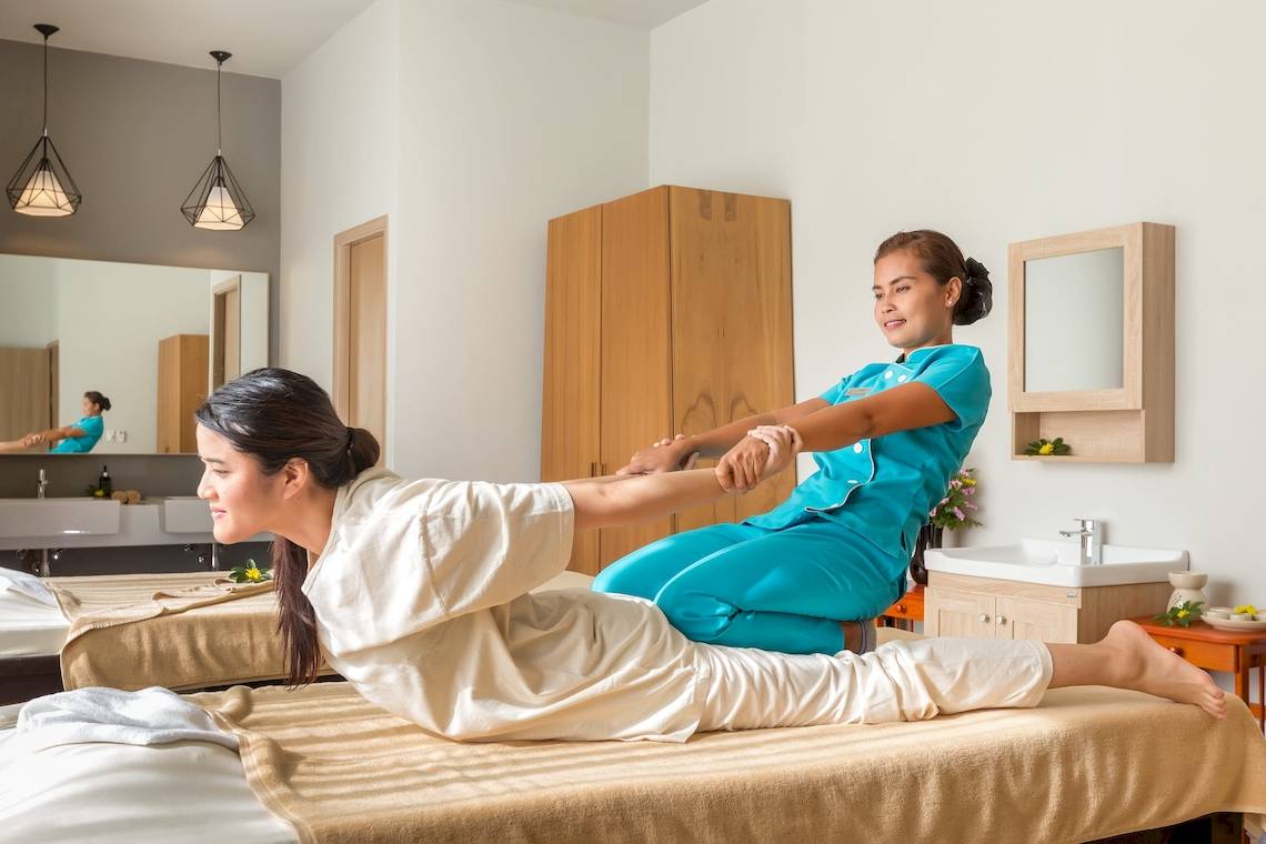 Eine Frau erhält eine Massage von einer Therapeutin im X10 Khaolak Resort