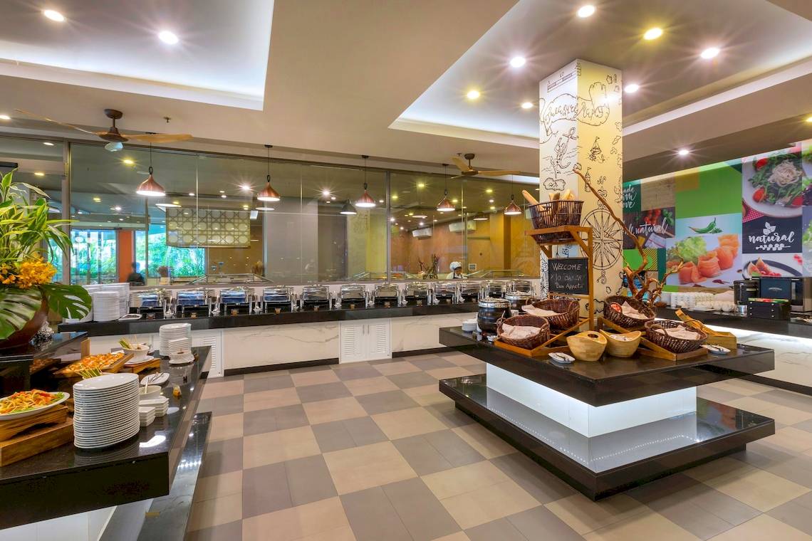 Innenansicht des Restaurants im X10 Khaolak Resort mit Buffet und Speisen.
