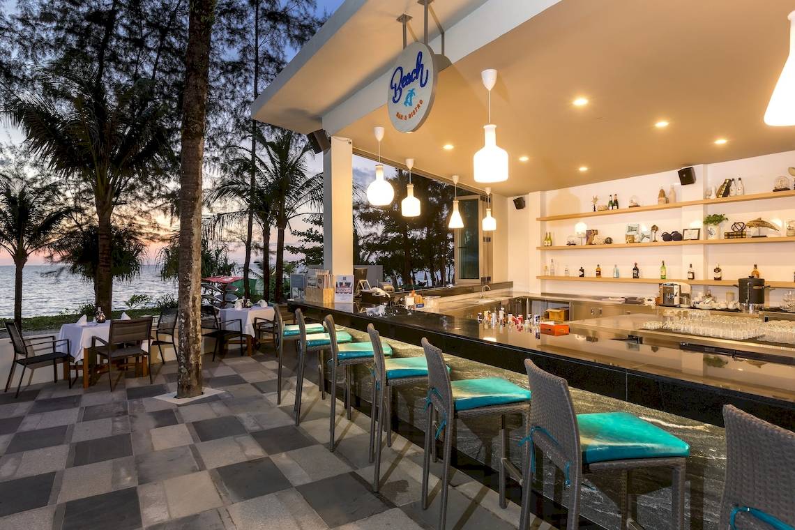 Innenansicht der Beach Bar des X10 Khaolak Resorts mit Blick auf das Meer und Sitzgelegenheiten.