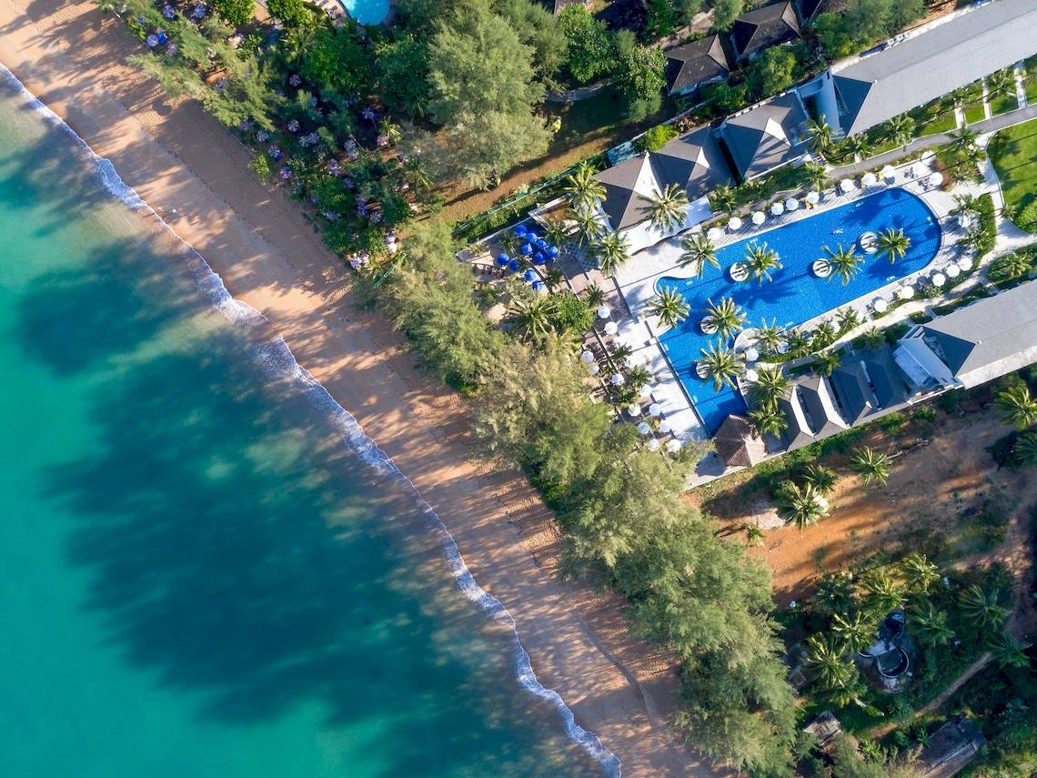 Luftaufnahme des X10 Khaolak Resorts mit Pool und Strand