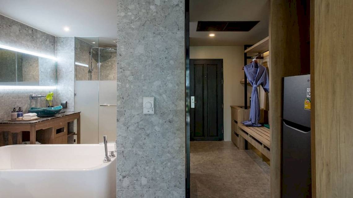 Ein modernes Badezimmer mit einer Badewanne, einer Dusche und einem Waschbecken.