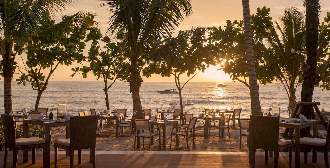 Außenterrasse des La Flora Khao Lak Hotels mit Blick auf den Sonnenuntergang und das Meer