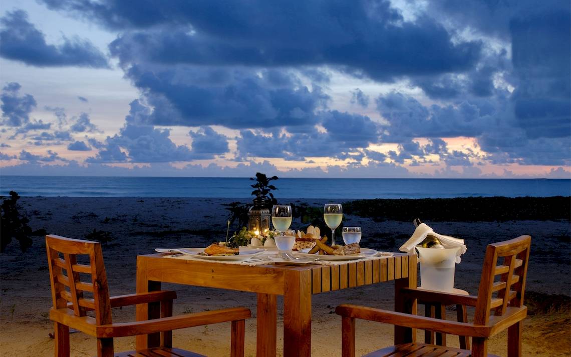 Ein romantisches Abendessen am Strand im Bangsak Village mit Blick auf den Ozean.