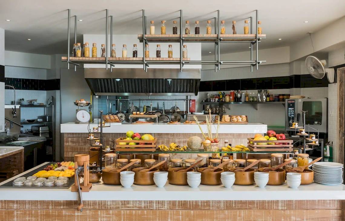 Frühstücksbuffet im TreeHouse Villas Koh Yao mit Obst, Getreide und Kaffee.