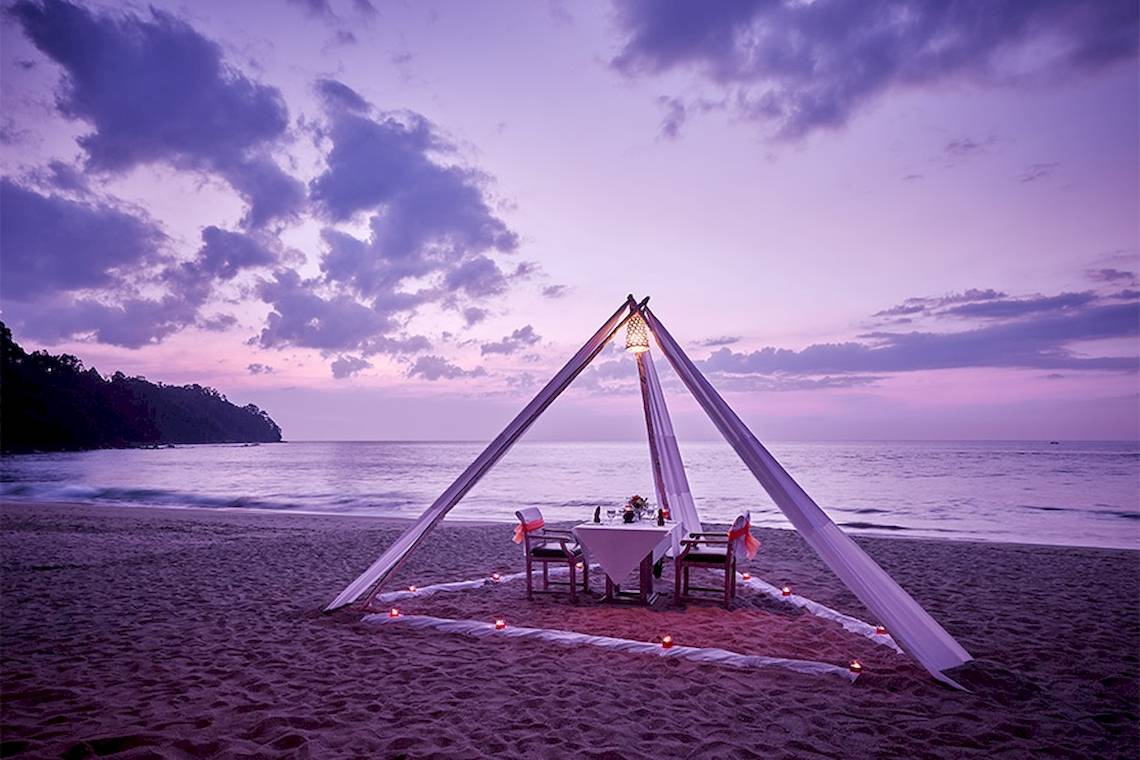 Dinner auf dem Strand beim Khaolak Paradise Resort mit einem zeltartigen Aufbau.