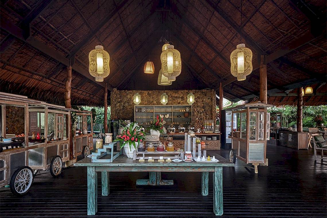 Innenbereich des Khaolak Paradise Resorts mit Frühstückstisch und hängenden Lampen.