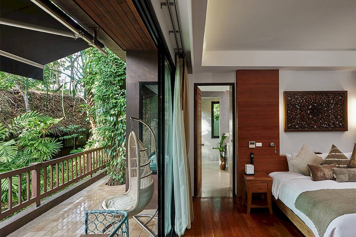 Innenansicht der Suite im Khaolak Paradise Resort mit Balkon, Hängestuhl und Bett
