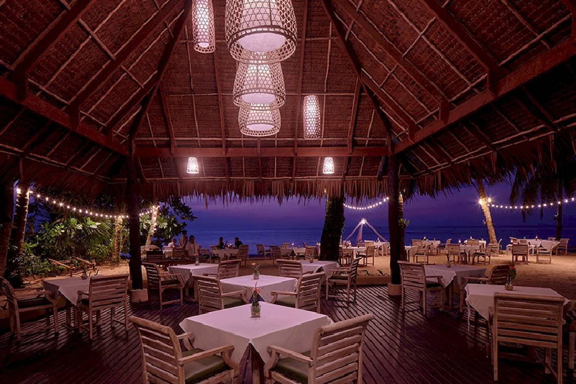 Abendessen auf der Terrasse des Khaolak Paradise Resorts mit Blick auf den Ozean