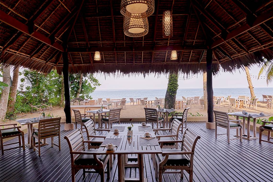 Restaurant im Khaolak Paradise Resort mit Blick auf den Strand.