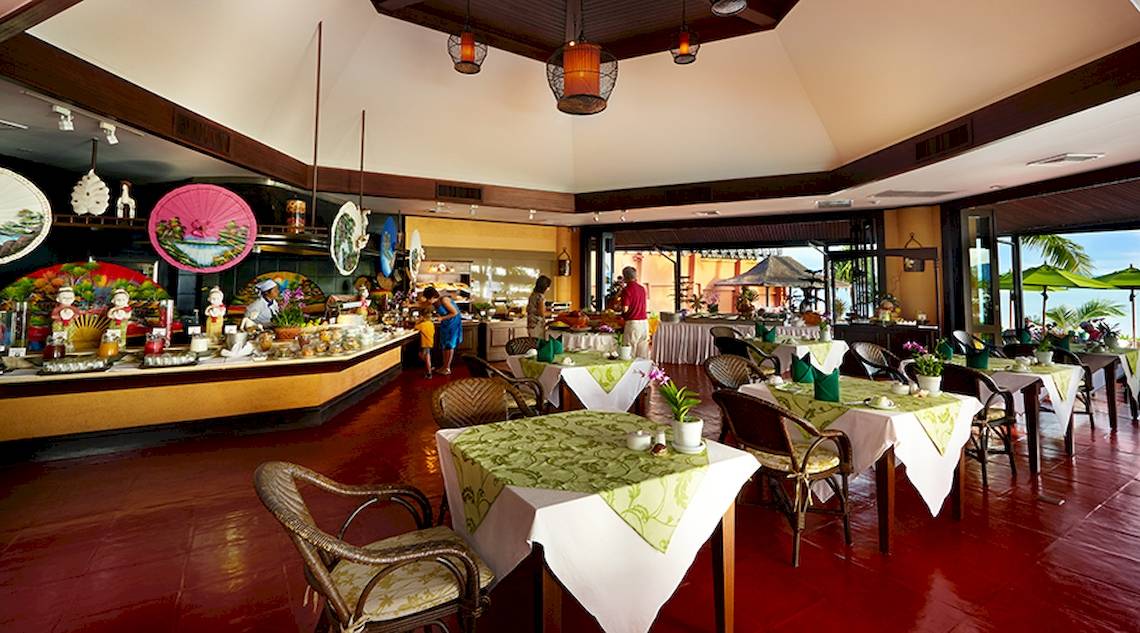 Innenansicht des Restaurants im Bo Phut Resort & Spa mit gedeckten Tischen und Dekorationen.