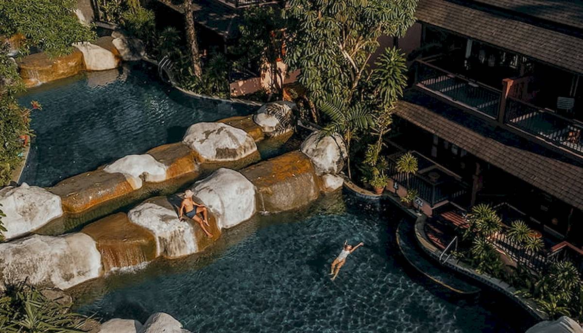 Schwimmbad im Khao Lak Merlin Resort mit Menschen, die schwimmen