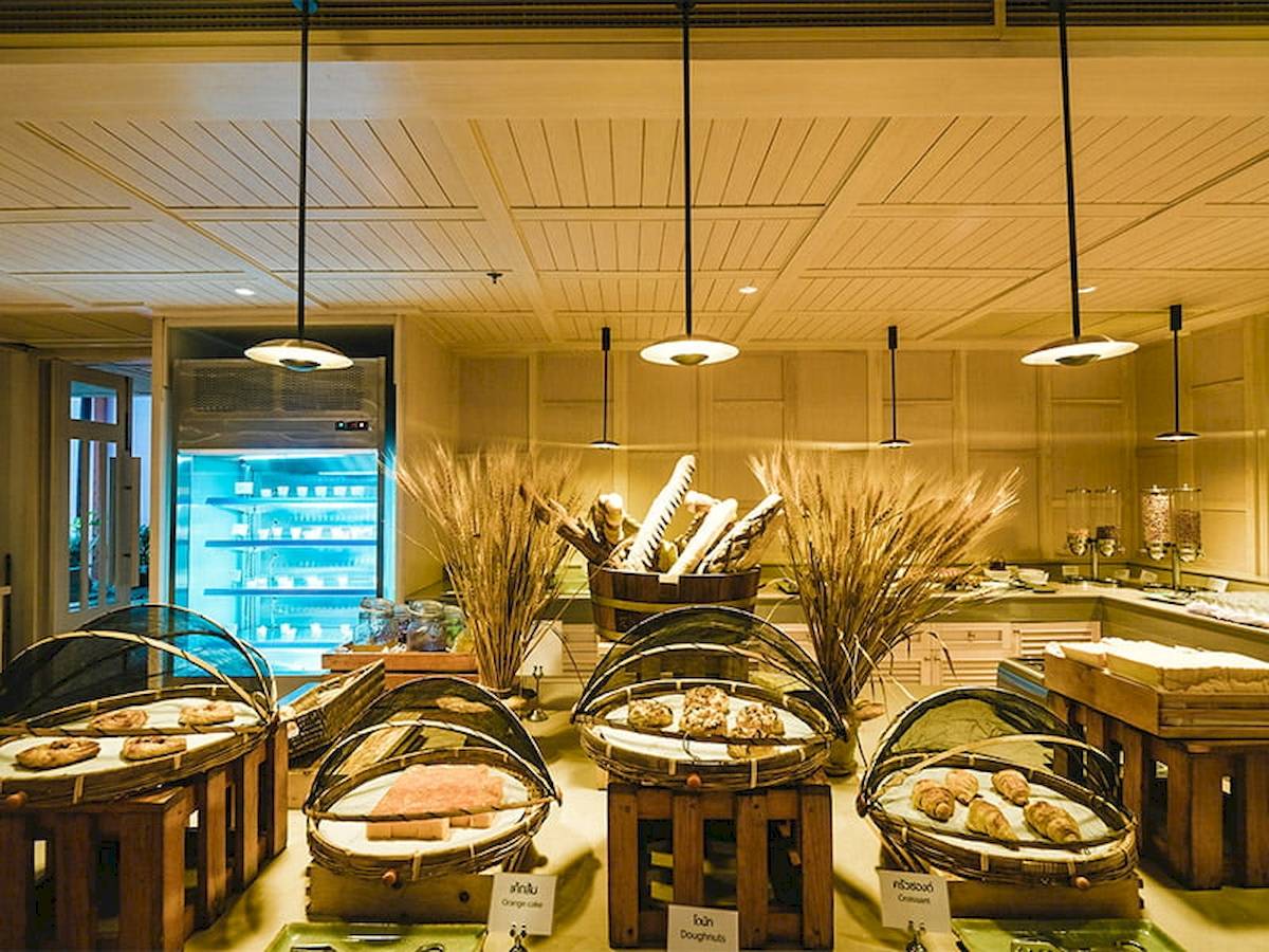 Frühstücksbuffet im Khao Lak Merlin Resort mit verschiedenen Broten und Gebäck.