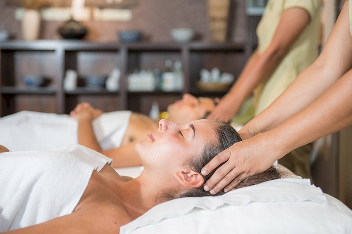 Frau genießt Massage im Peace Resort Spa