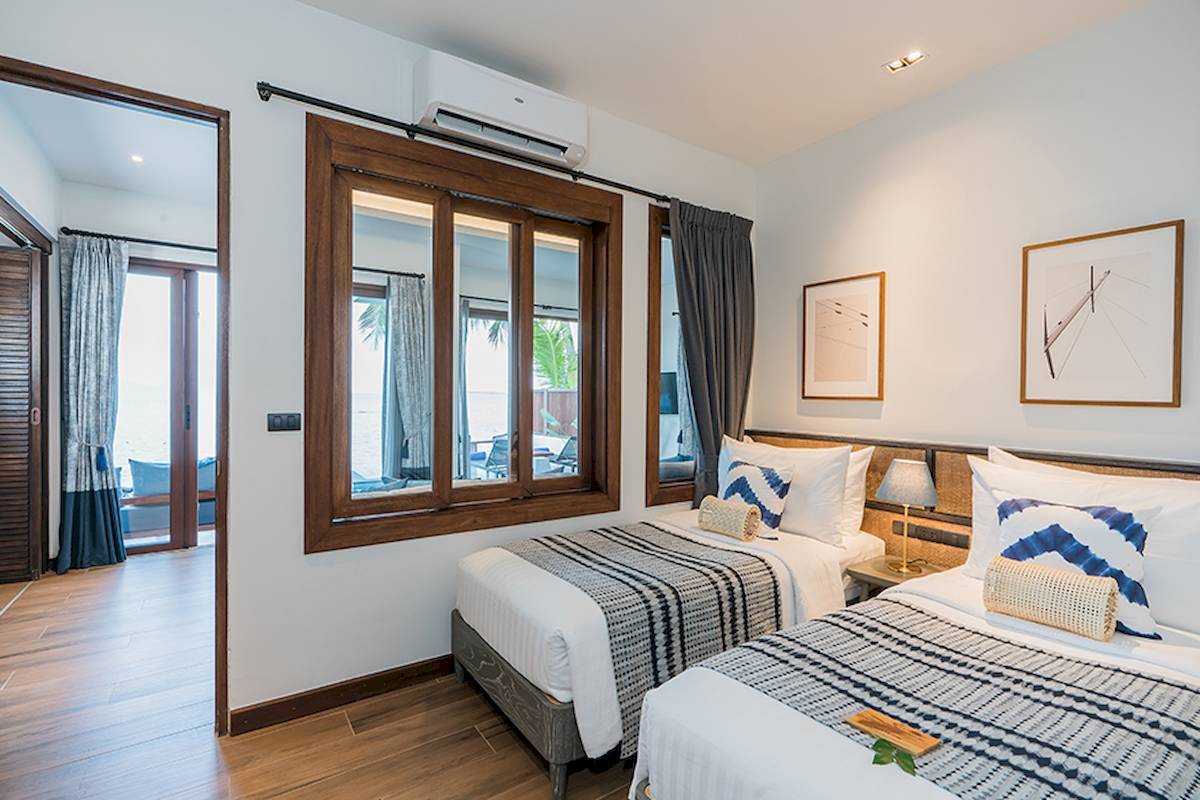 Schlafzimmer mit zwei Betten im Peace Resort, Blick auf den Ozean