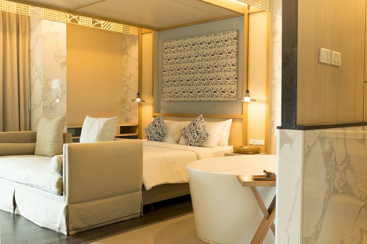 Hotelzimmer im Anana Ecological Resort Krabi mit Bett, Sofa und Badewanne