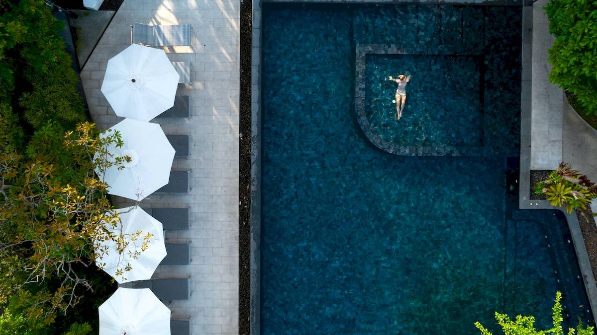 Luftaufnahme des Pools im Anana Ecological Resort Krabi mit einer schwimmenden Person