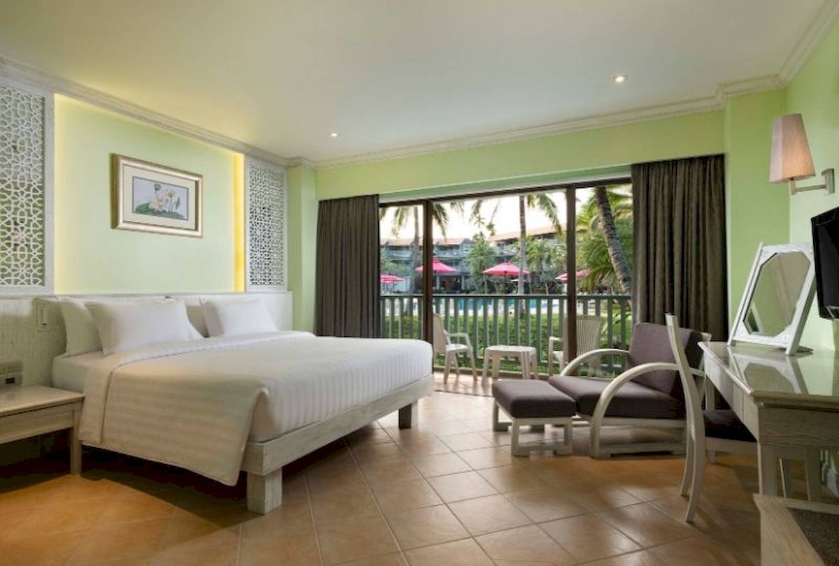 Aonang Villa Resort Zimmer mit großem Bett, Balkon und Poolblick