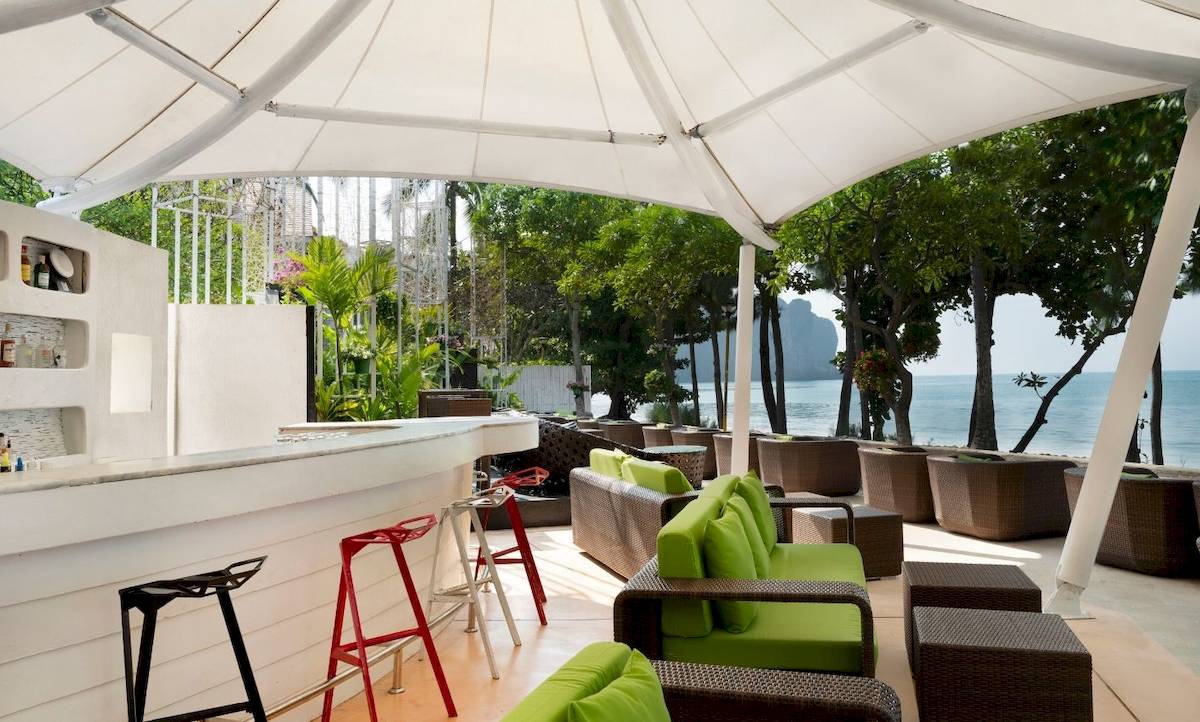 Außenbereich des Aonang Villa Resorts mit Bar und Blick auf den Ozean