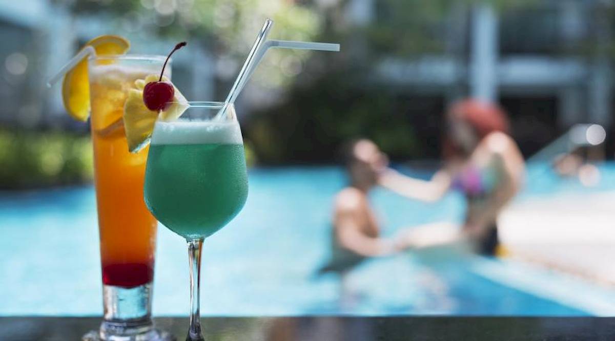 Cocktails im Centara Anda Dhevi Resort & Spa neben dem Pool